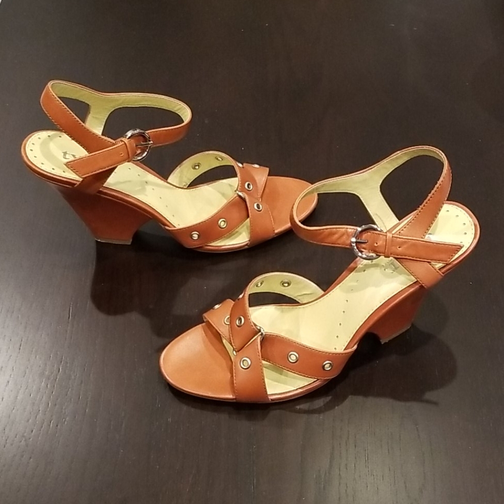 Richard Tyler "tyler" womans 8.5M wedge